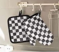 Checkered pattern apron + oven mit