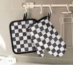 Checkered pattern apron + oven mit